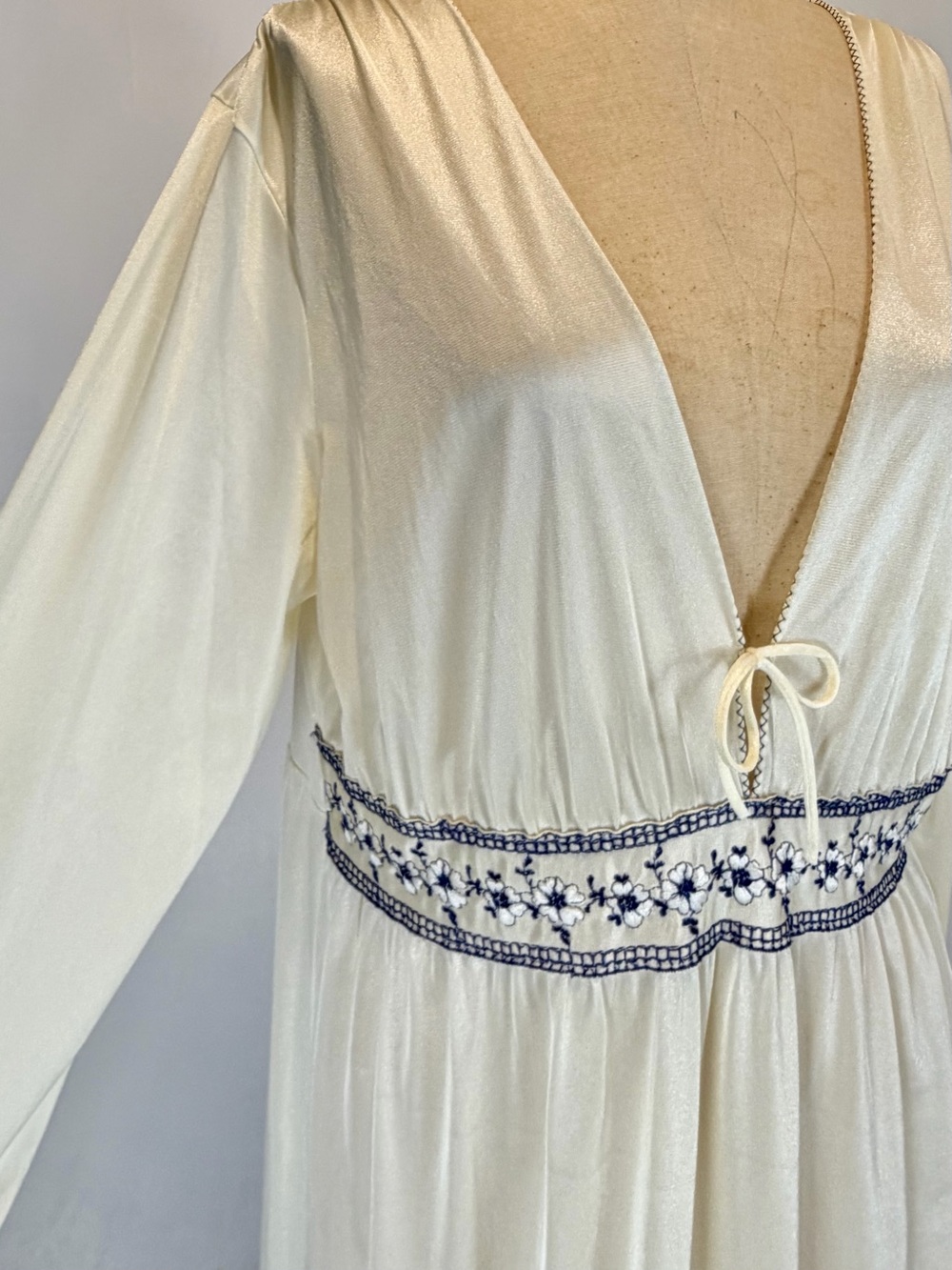 VINTAGE 70s 80s long sleeve maxi nightgown slip dress deep v neck embroidery - Picture 4 of 13